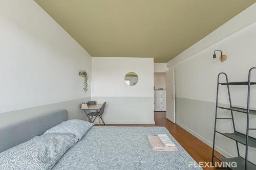 ein kleines Schlafzimmer mit einem Bett und einer Leiter in der Unterkunft Flexliving - room - Losserand in Paris