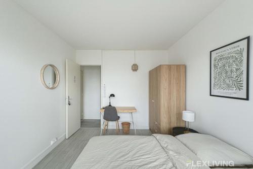 une chambre blanche avec un lit et un bureau dans l'établissement Flexliving - room - Mouchez, à Paris