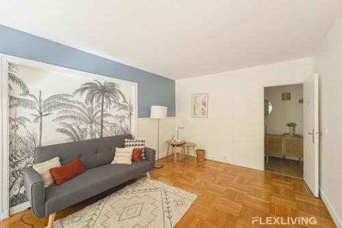 - un salon avec un canapé gris et des murs bleus dans l'établissement Flexliving - room - Saens, à Paris