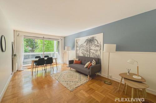 un salon avec un canapé et une table dans l'établissement Flexliving - room - Saens, à Paris