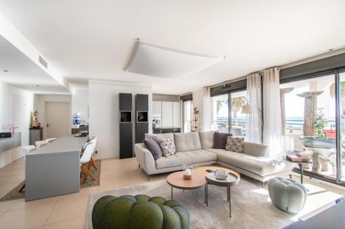 un salon avec un canapé et une table dans l'établissement Le Murano Sea Sete and Art, à Sète