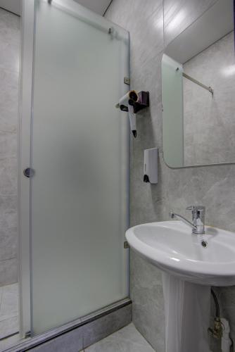 Bilik mandi di Hostel Pro