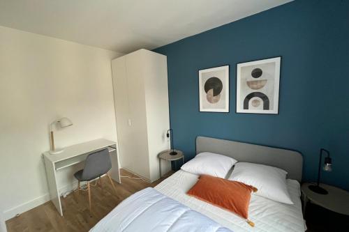 une chambre avec un lit et un mur bleu dans l'établissement Flexliving - room - Caulaincourt, à Paris