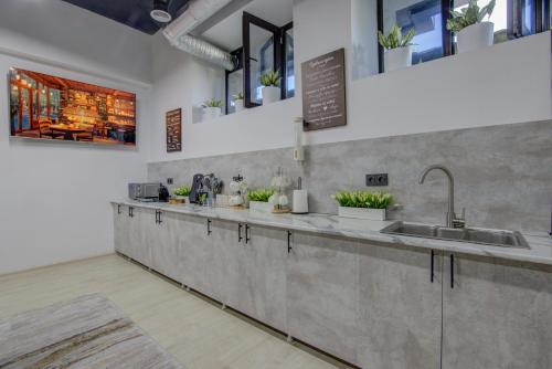 Dapur atau dapur kecil di Hostel Pro