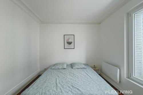 une chambre avec un lit dans une pièce blanche dans l'établissement Flexliving - Room - Henri Sellier - Suresnes 92, à Suresnes