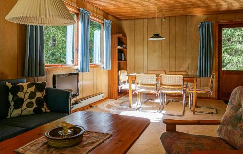NeksøにあるA Nice Home In Nexø With 3 Bedroomsのソファとテーブルのあるリビングルーム