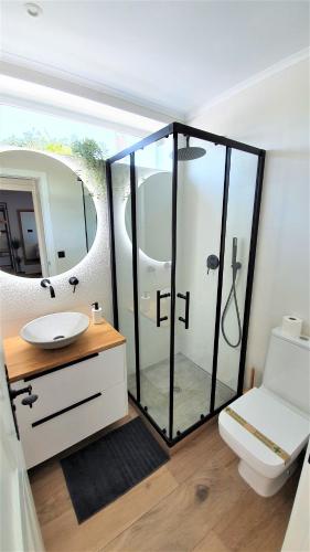 a bathroom with a glass shower with a toilet at Villa Edén, Casa Rural lujo con Chimenea Piscina in Arcos de la Frontera