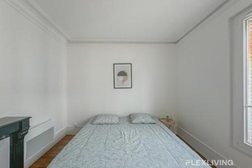 une chambre avec un lit dans une pièce blanche dans l'établissement Flexliving - Room - Henri Sellier - Suresnes 92, à Suresnes