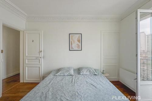 une chambre avec un lit dans une pièce blanche dans l'établissement Flexliving - Chambre - Henri Sellier - Suresnes 92, à Suresnes