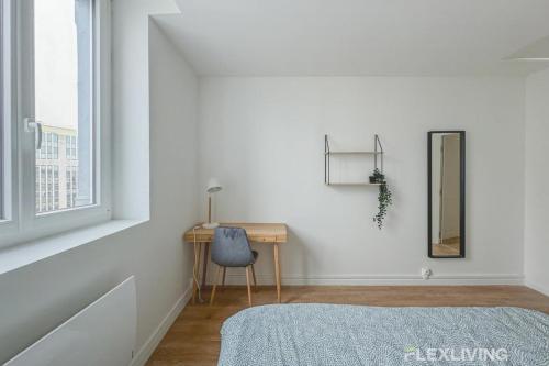 - une chambre avec un bureau, un lit et un miroir dans l'établissement Flexliving - Room - Henri Sellier - Suresnes 92, à Suresnes