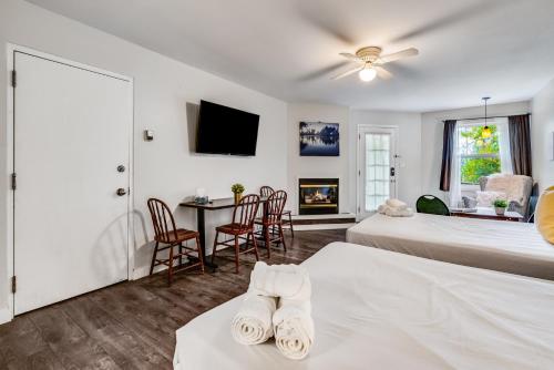 a bedroom with two beds and a table with chairs at Muskoka Waterfront Retreat in Dwight