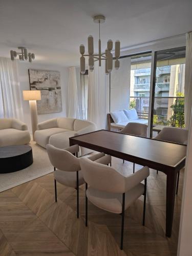 un salon avec une table et des chaises de salle à manger dans l'établissement Henri martin, vue Tour Eiffel Trocadéro luxe et chic, à Paris