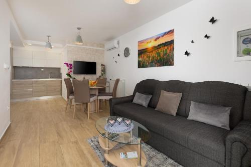 a living room with a couch and a table at Apartman ANGOLO VERDE in Vižinada