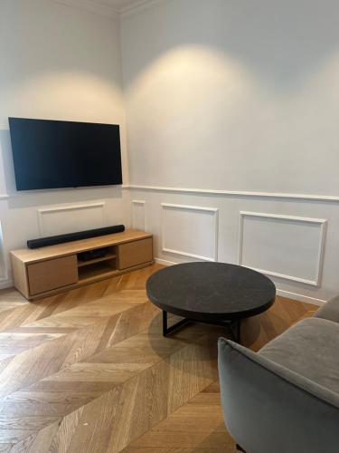TV a/nebo společenská místnost v ubytování Paris 16 lux and cozy 2 bedroom