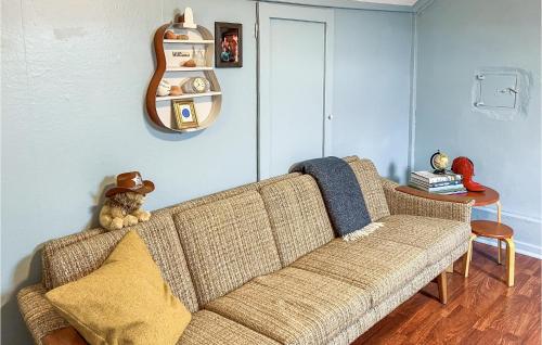 un orsacchiotto seduto su un divano in soggiorno di 3 Bedroom Awesome Home In Farsund a Farsund