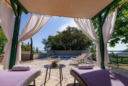 Balkón nebo terasa v ubytování Ferienhaus Nikola mit beheiztem Pool