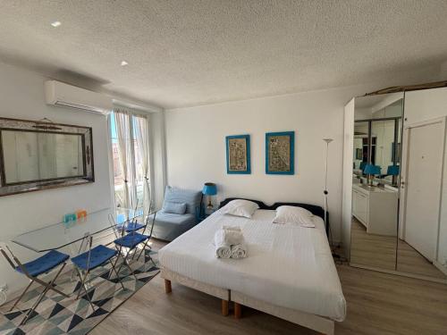 une chambre avec un lit et une table en verre dans l'établissement Studio Cannes Carré d'Or, à Cannes