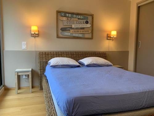 - un lit avec 2 oreillers et un panneau mural dans l'établissement marina avec son bateau, au Grau-du-Roi