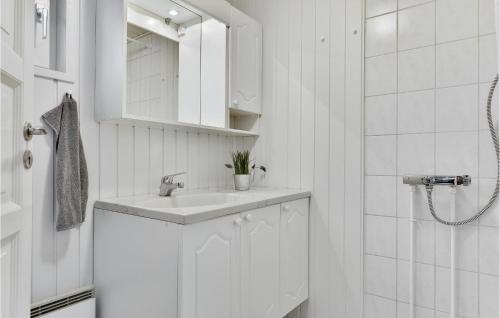 2 Bedroom Gorgeous Home In Kertemindeにあるバスルーム