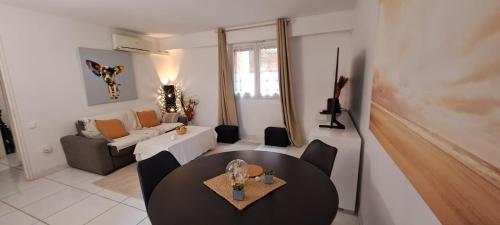 un salon avec une table et un canapé dans l'établissement Appartement spacieux climatisé piscines, à Cannes