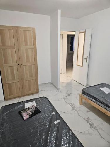 une chambre avec un lit et une chambre avec une porte dans l'établissement Villa 4 pièces avec petite Piscine, à Vedène