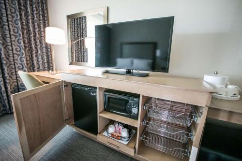 a room with a tv on a desk with a microwave at Hampton Inn & Suites Tempe/Phoenix Airport, Az in Tempe