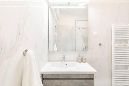 Bilik mandi di Peaceful modern appartment near Lavrio port