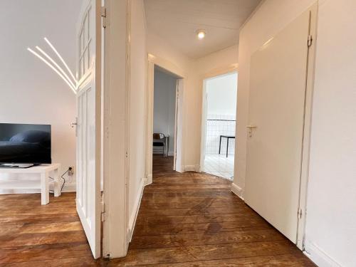 an empty hallway with a view of a living room at Zentrale Monteurwohnung Neumünster mit Küche & WLAN in Neumünster