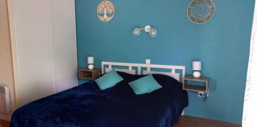 een blauwe slaapkamer met een bed met blauwe muren bij Entre Golf et Mer in Pornic