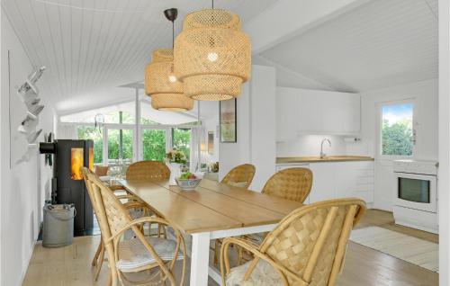 Η κουζίνα ή μικρή κουζίνα στο 3 Bedroom Stunning Home In Tisvildeleje