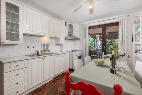 Køkken eller tekøkken på Villa Pinia Holiday home with a pool