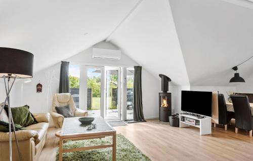 Televisyen dan/atau pusat hiburan di Amazing Home In Gedser With Kitchen