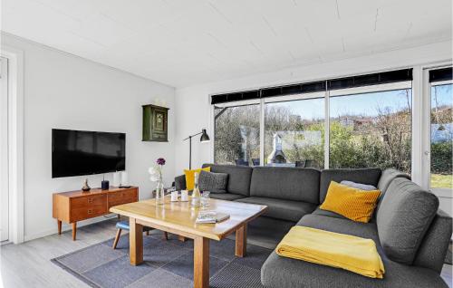 Μια τηλεόραση ή/και κέντρο ψυχαγωγίας στο Amazing Home In Allinge With Kitchen