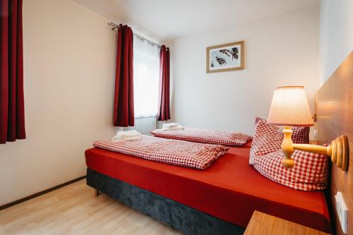 a bedroom with two beds and a window at Braugasthof Trompete in Eichstätt
