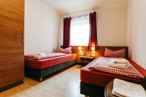 a hotel room with two beds and a window at Braugasthof Trompete in Eichstätt