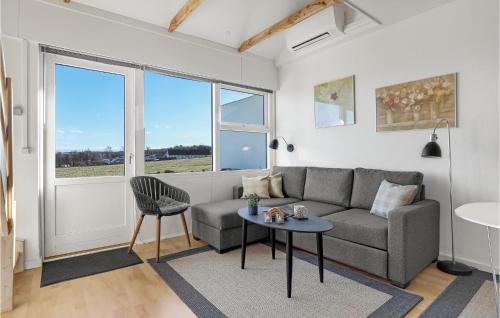 阿灵厄Awesome Apartment In Allinge With Wifi的带沙发和桌子的客厅