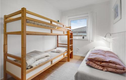 Una cama o camas en una habitación de Beautiful Home In Nakskov With Kitchen