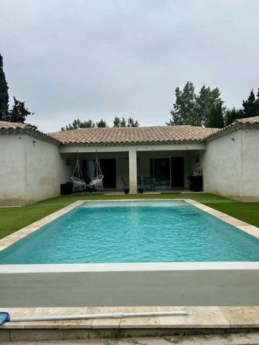 une piscine devant une maison dans l'établissement Villa paradis Maison piscine chauffé, à Barbentane