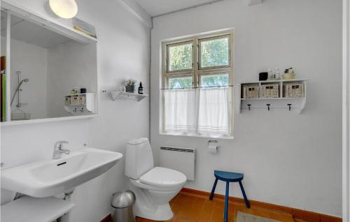 Un baño de Stunning Home In Errindlev With Wifi