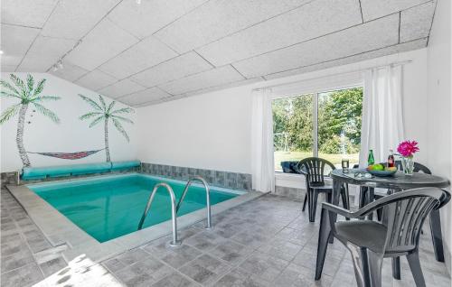 Πισίνα στο ή κοντά στο Awesome Home In Væggerløse With Kitchen