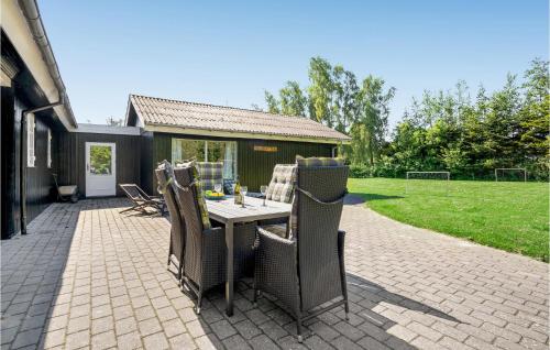 Κήπος έξω από το Awesome Home In Væggerløse With Kitchen