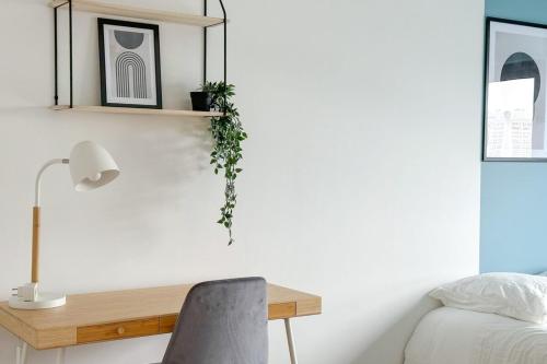 - une chambre avec un bureau et une chaise dans l'établissement Flexliving - room - Hillairet, à Paris