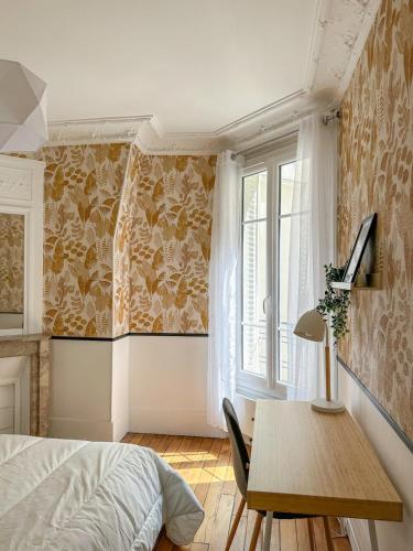 une chambre avec un lit, une table et une fenêtre dans l'établissement Flexliving - room - Hameau, à Paris