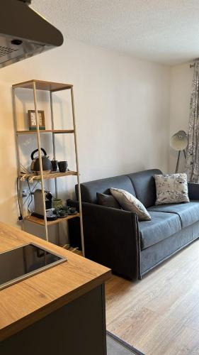 een woonkamer met een blauwe bank in een kamer bij STUDIO DENT DU CROCODILE, AIGUILLE du MIDI, BALCON, PARKING in Chamonix-Mont-Blanc