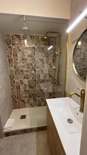 une salle de bain avec un lavabo et une douche dans l'établissement STUDIO DENT DU CROCODILE, AIGUILLE du MIDI, BALCON, PARKING, à Chamonix-Mont-Blanc