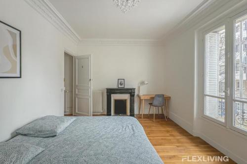 une chambre blanche avec un lit et un bureau dans l'établissement Flexliving - Room - Henri Sellier - Suresnes 92, à Suresnes