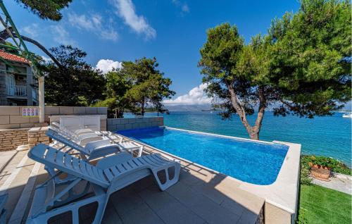 basen z leżakami nad wodą w obiekcie Apartment Koludrt Bb Croatia w mieście Lumbarda