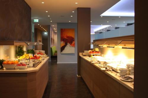 uma fila de buffet num restaurante com comida em exposição em Hotel am Schlossberg em Herrenberg