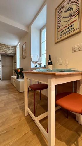 - une salle à manger avec une table et des verres à vin dans l'établissement Aux Champs Perdrix, à Couchey