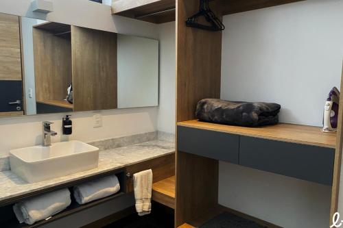 ein Badezimmer mit Waschbecken und Spiegel in der Unterkunft Lapso At Alarcón in Guadalajara